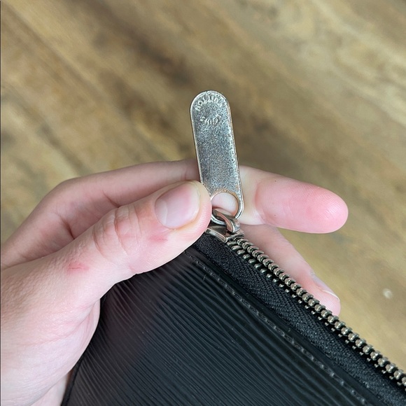 Louis Vuitton EPI Wallet - Picture 4 of 10